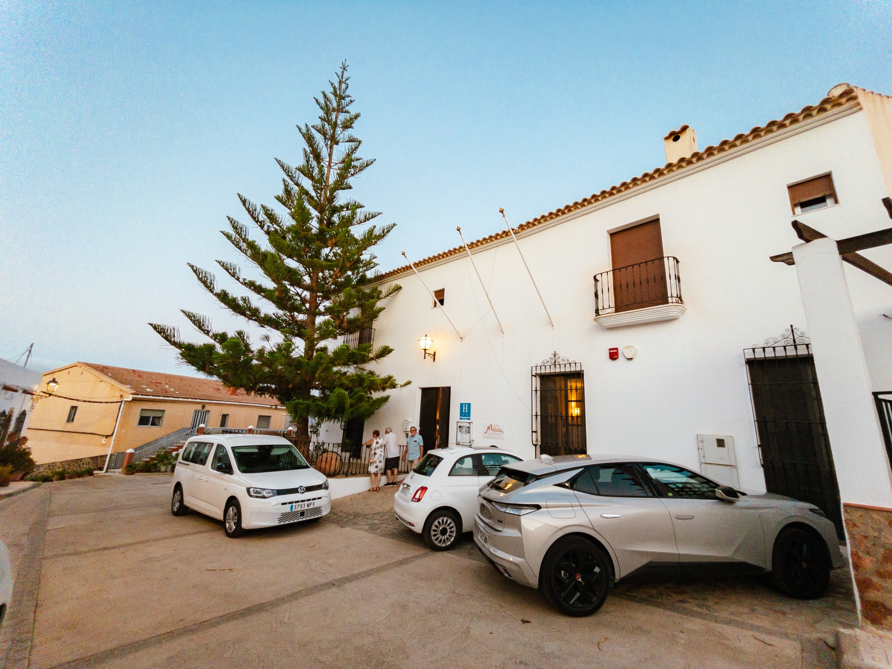 Patio exterior tradicional de piedra y plantas